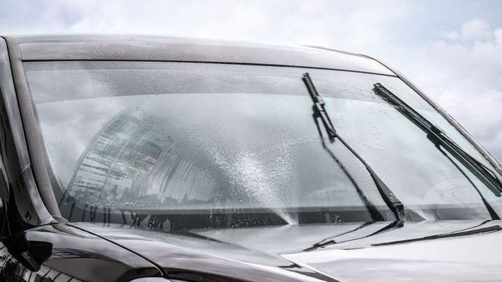 Zimní ostřikovače: Nevyhazujte peníze u pumpy, vyhněte se láci ze supermarketu