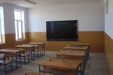 Fotografie třídy ve škole v distriktu Charch po rekonstrukci provedené českým PRT.