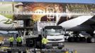 An Air New Zealand Boeing 777-300ER featuring livery advertising the film The Hobbit: An Unexpected Journey is loaded by ground crew after landing at Heathrow Airport, en route to Los Angeles and then Auckland, in London. November 25, 2012. The aircraft is picking up actors and crew along the route to attend the film's premiere in New Zealand. REUTERS/Neil Hall (BRITAIN - Tags: TRANSPORT ENTERTAINMENT) Published: Lis. 25, 2012, 3:26 odp.