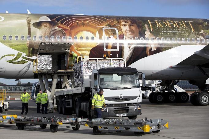 An Air New Zealand Boeing 777-300ER featuring livery advertising the film The Hobbit: An Unexpected Journey is loaded by ground crew after landing at Heathrow Airport, en route to Los Angeles and then Auckland, in London. November 25, 2012. The aircraft is picking up actors and crew along the route to attend the film's premiere in New Zealand. REUTERS/Neil Hall (BRITAIN - Tags: TRANSPORT ENTERTAINMENT) Published: Lis. 25, 2012, 3:26 odp.