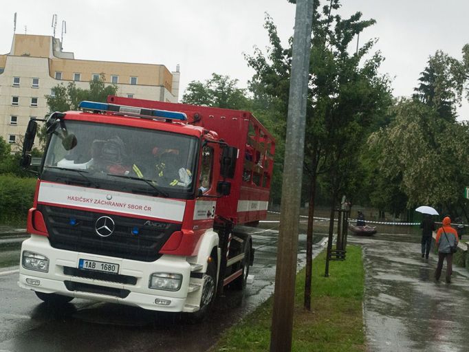 Spolu s policí byli na Elnicově náměstí přítomni také hasiči.