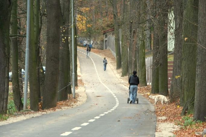 Novou cyklostezku využívají cyklisté i rodiče s kočárky