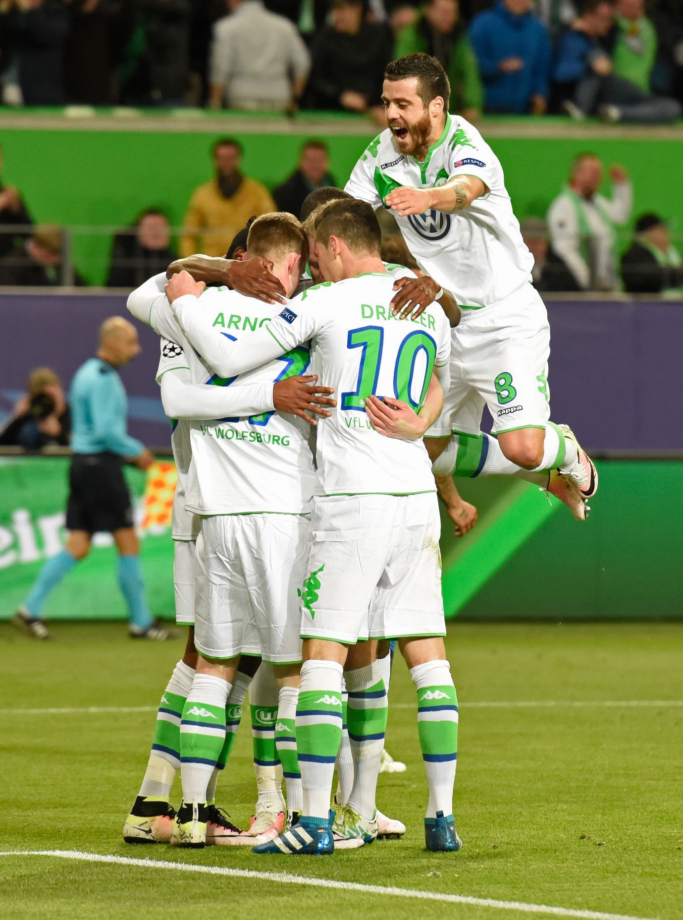 Maximilian Arnold slaví gól Wolfsburgu v Lize mistrů