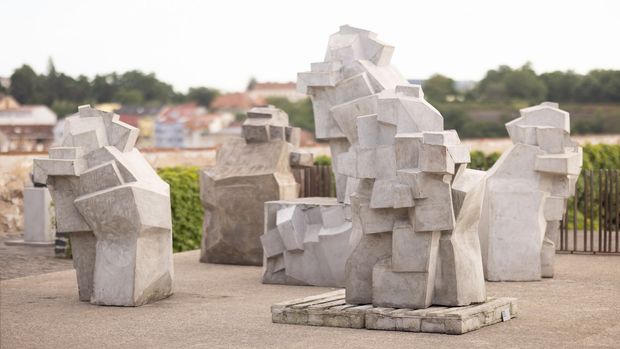Oči kůže v Bastionu: sochařská výstava AVU o tělesnosti a smyslech