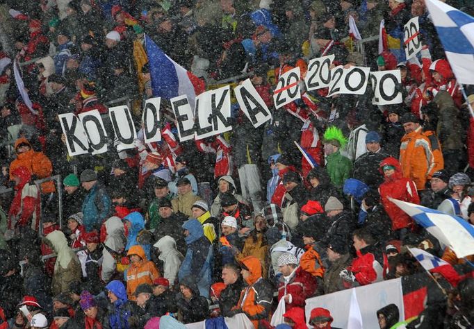 Fanoušci na tribuně radí rozhodčím, jaké dát Koudelkovi známky za styl.