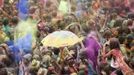 People throw coloured powder in the air during Holi festival celebrations in Berlin, July 29, 2012. Holi, also known as the festival of colours, is a festival celebrated in India and other Hindu countries that in its original form heralds the beginning of spring. The Berlin event brought Indian Djs, acrobatics and dance to the German capital. REUTERS/Thomas Peter (GERMANY - Tags: SOCIETY) Published: Čec. 29, 2012, 3:50 odp.