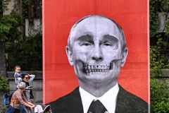 Vyhozeni jen s jednou taškou. V Pobaltí deportují "němé" Rusy, svoji šanci dostali