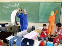 Libanonská rodina utekla před útoky do Bejrútu, nyní přežívá v jedné z místních škol.