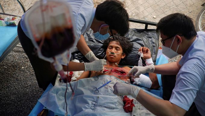 Lékaři v improvizované nemocnici na Barmě ošetřují zranění z demonstrací