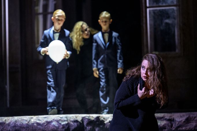 Médea (Světlana Aksenová) se zmítá mezi mateřskou láskou k dětem, kterou jí připomíná Néris (Arnheiður Eiríksdóttir), a touhou po všezničující pomstě.