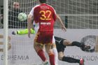 Dukla dokázala skórovat už v první minutě díky Zbyňku Pospěchovi. Zde vidíte onen první gól, když na střelu domácích nestačil Michal Bárta.