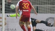 Dukla dokázala skórovat už v první minutě díky Zbyňku Pospěchovi. Zde vidíte onen první gól, když na střelu domácích nestačil Michal Bárta.