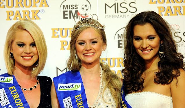 Miss EURO Natalie Prokopenková (uprostřed), vlevo pak česká vicemiss Lucie Klukavá