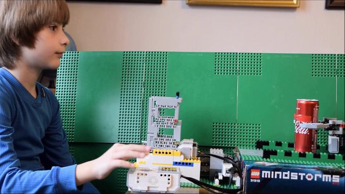 Roboti devítiletého konstruktéra Jakuba Janouška umějí jezdit po čáře, nosit a vylévat vodu nebo taky ušlehat šlehačku.