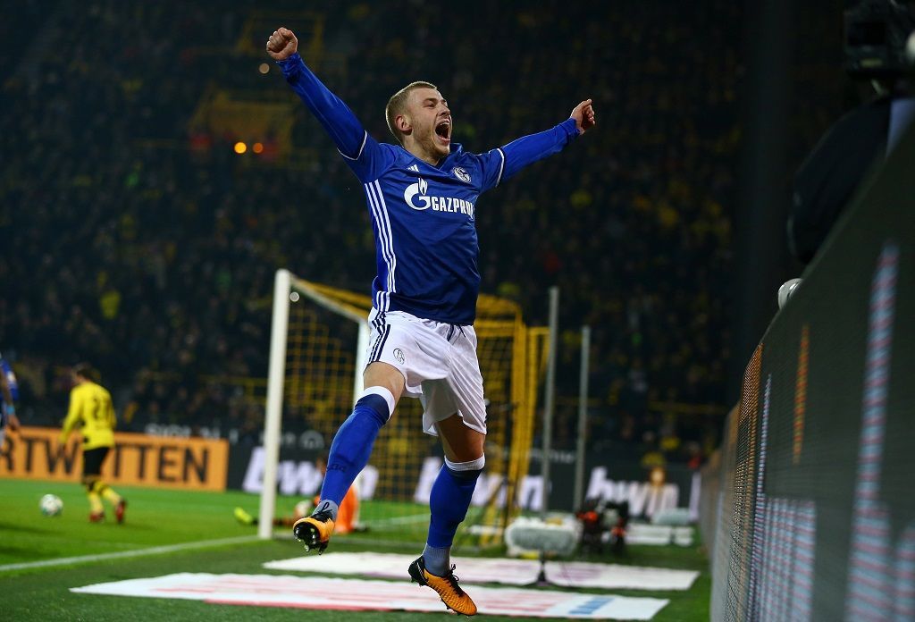 Max Meier slaví čtvrtou branku hostů v utkání Dortmund vs. Schalke.