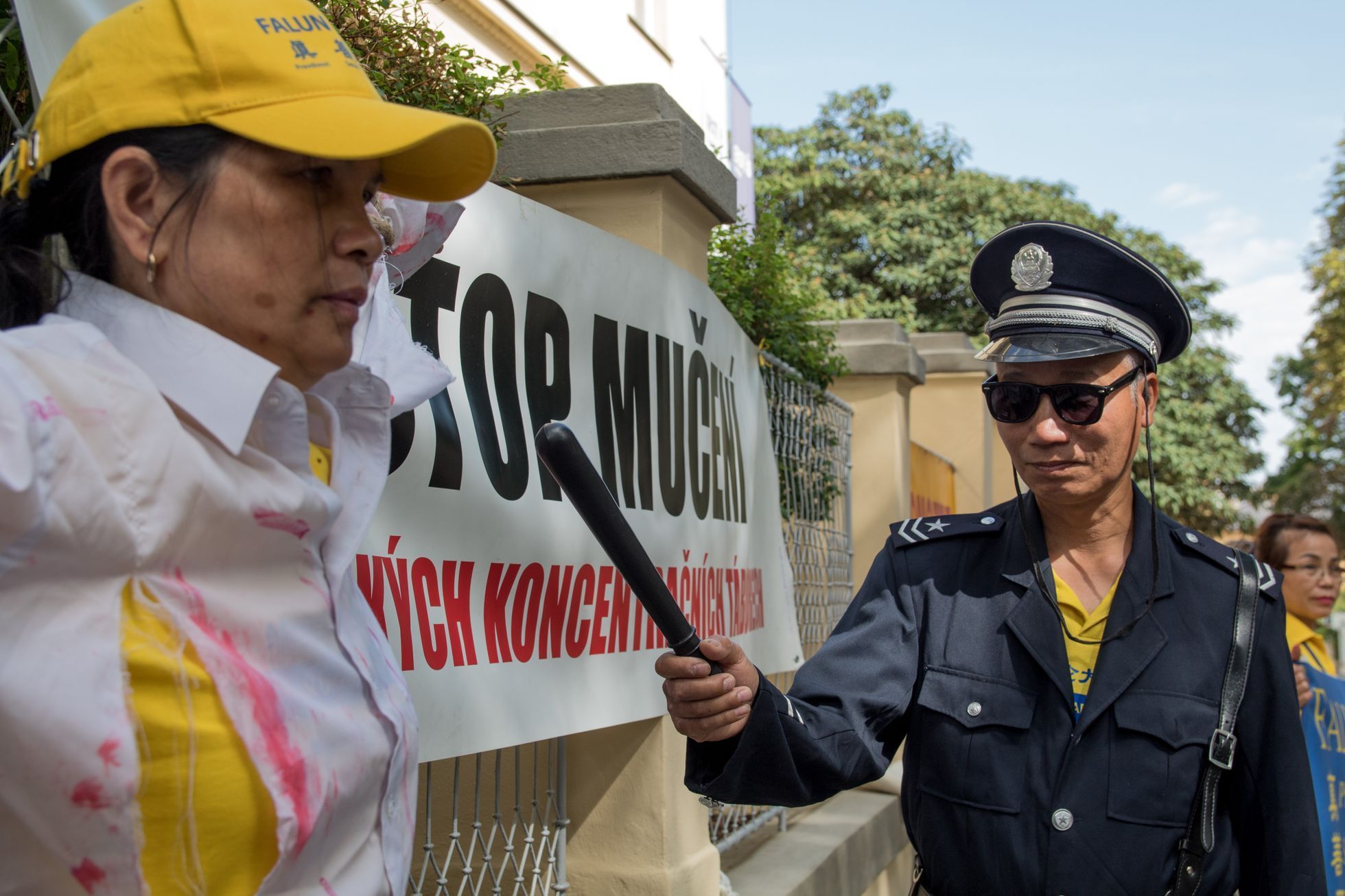 Obrazem: Před čínskou ambasádou protestovaly proti obchodu s orgány desítky vyznavačů Falun Gongu