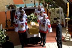 Poslední pohřeb. Jana Marka pohřbili v bílé rakvi