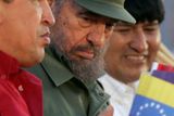 Přátelé: Fidel Castro při havanské schůzce s venezuelským prezidntem Hugem Chávezem a bolívijským prezidentem Evo Morálesem. Duben 2006.