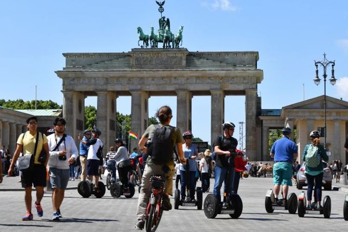 Turisté na segwaích před Braniborskou bránou v Berlíně