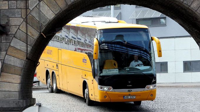 Žluté autobusy jezdí na dálkových trasách