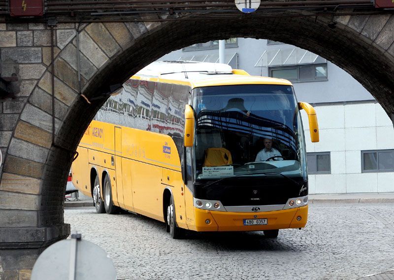 Autobus Student Agency vyjíždí z nádraží na Florenci
