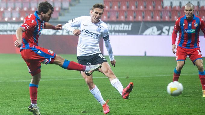 Kapitán Sparty Bořek Dočkal byl v souboji s plzeňským Pavlem Buchou pozdě, tentokrát to ovšem gólem v letenské síti neskončilo