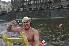 Ve Vltavě si zaplavalo rekordních 223 otužilců