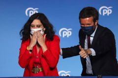 Madridské volby vyhrála pravicová politička, která odmítala některá covidová opatření
