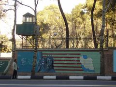 Budova někdejší ambasády USA v Teheránu je dnes pomalovaná protiamerickými grafitti.