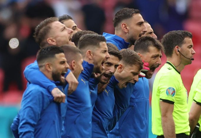 Italští fotbalisté při hymně.