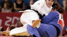 Saudi Arabia's Wojdan Shaherkani (L) fights with Puerto Rico's Melissa Mojica during their women's +78kg elimination round of 32 judo match at the London 2012 Olympic Games August 3, 2012. REUTERS/Toru Hanai (BRITAIN - Tags: SPORT JUDO SPORT OLYMPICS) Published: Srp. 3, 2012, 9:57 dop.