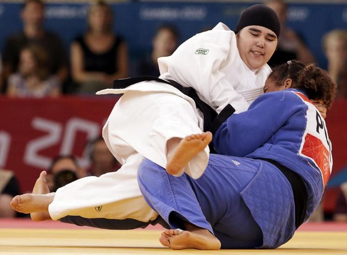 Saudi Arabia's Wojdan Shaherkani (L) fights with Puerto Rico's Melissa Mojica during their women's +78kg elimination round of 32 judo match at the London 2012 Olympic Games August 3, 2012. REUTERS/Toru Hanai (BRITAIN - Tags: SPORT JUDO SPORT OLYMPICS) Published: Srp. 3, 2012, 9:57 dop.