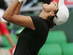 Řecká tenistka Eleni Daniiliduová se raduje po finálovém vítězství nad Japonkou Ai Sugijamaovou na turnaji v Soulu.