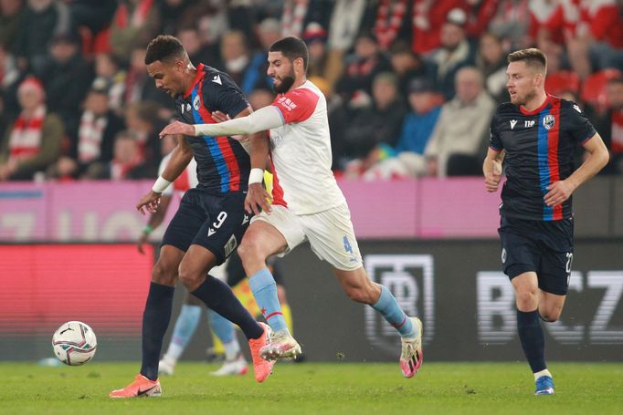 Jean-David Beauguel a Ousu Aiham v zápase 13. kola F:L Slavia - Plzeň