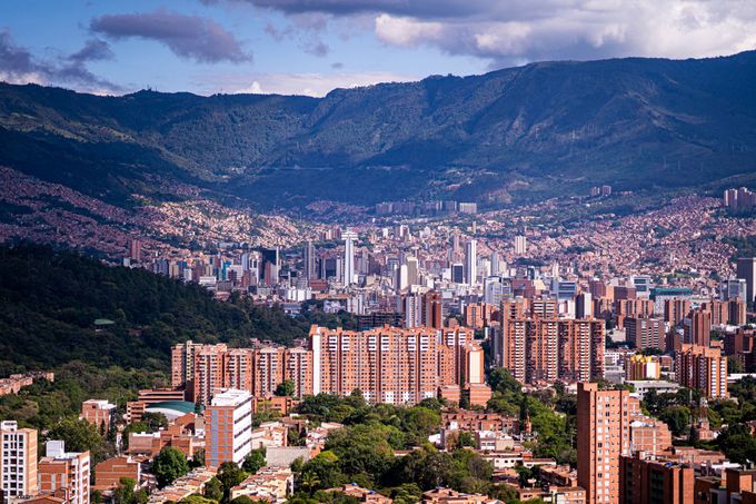 Medellín, Kolumbie. Pohled na různé městské aglomerace ve světě.