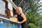 Z lodě vytvořila oblíbené bistro u řeky. S rybou a hranolky boduje nejen u cyklistů