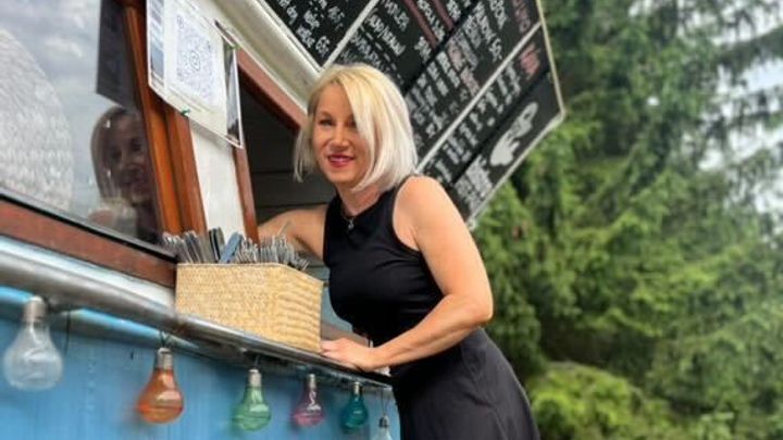 Z lodě vytvořila oblíbené bistro u řeky. S rybou a hranolky boduje nejen u cyklistů; Zdroj foto: archiv Barbory Hanákové
