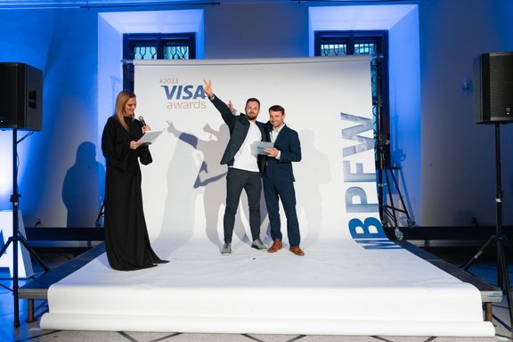 Ikonické V putuje za největší meziroční nárůst nových karet s logem Visa do Raiffeisenbank