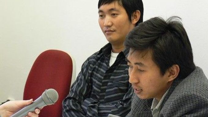 Kyaw Lin Oo (vpravo) pracuje jako koordinátor vzdělávacích programů pro děti barmských pracovních migrantů a Saw Charles Noe se zabývá vzděláváním barmských uprchlíků v oblasti lidských práv