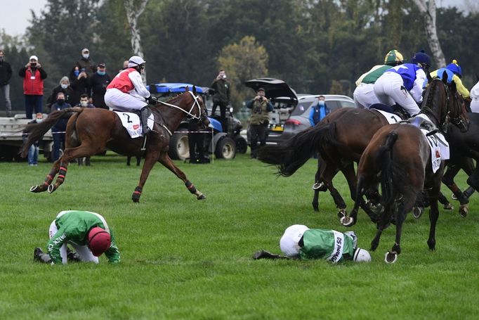 Jan Kratochvíl a Jakub Kocman po pádu na 130. Velká pardubické, kůň Sottovento si na Velkém Taxisu zřejmě zlomil vaz.