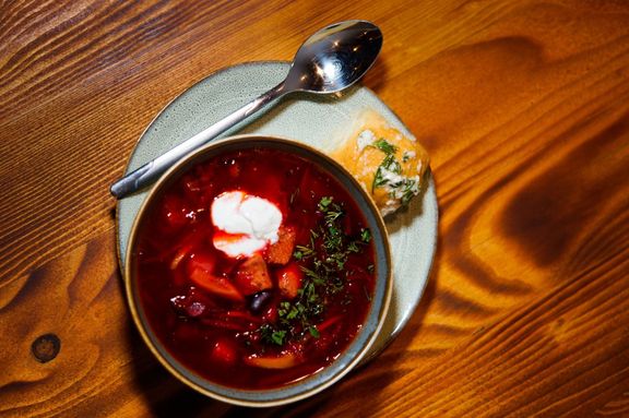 Mimo připravované speciality samozřejmě nesmí chybět boršč - a to jak masový, ať už hovězí, nebo vepřový, tak vegetariánský, kde maso zastupuje hřib smrkový.