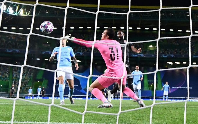 Manchester City - Olympique Lyon. Takto zvyšoval Moussa Dembelé na 3:1 pro Lyon.