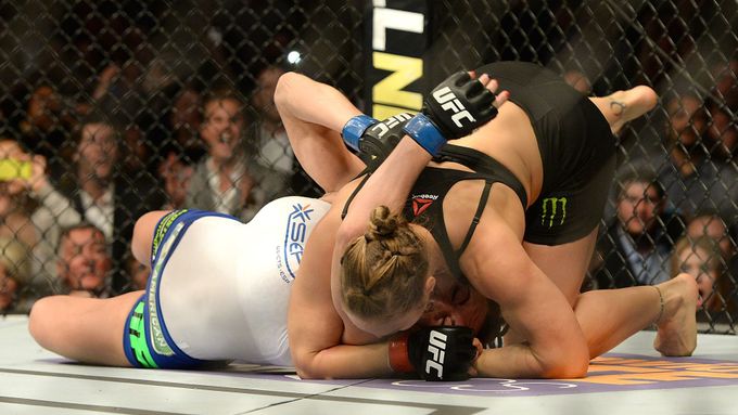 Ronda Rouseyová bije Cat Zinganovou