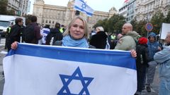 Ministryně obrany Jana Černochová (ODS) přišla s izraelskou vlajkou kousek od demonstrace na podporu Palestiny, aby dala naopak najevo podporu Izraeli