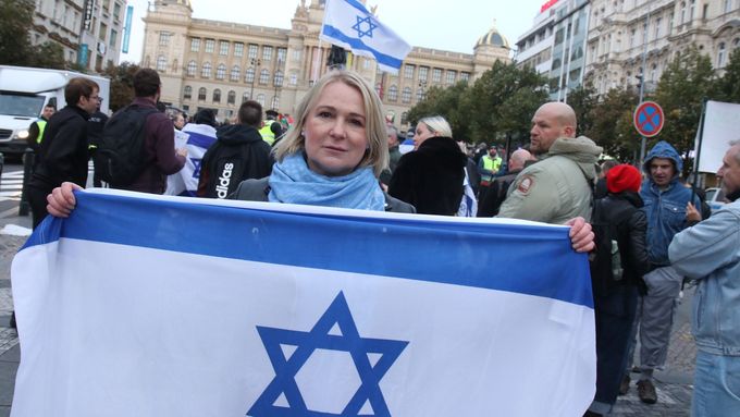 Rozhovor Aktuálně.cz s ministryní obrany Janou Černochovou o tom, proč přišla s izraelskou vlajkou kousek od demonstrace na podporu Palestinců.