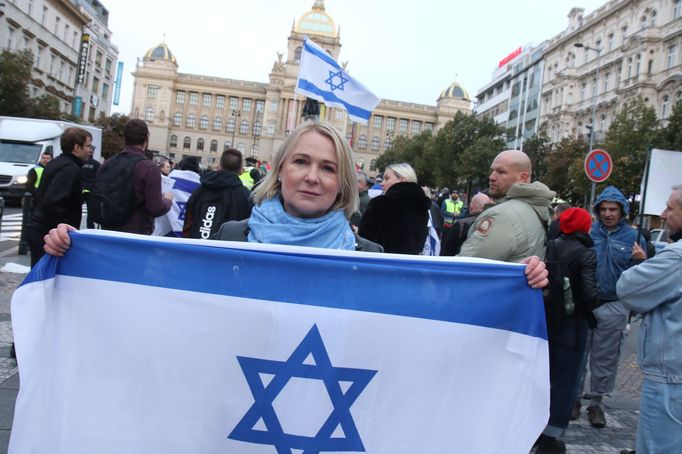 Ministryně obrany Jana Černochová (ODS) přišla s izraelskou vlajkou kousek od demonstrace na podporu Palestiny, aby dala naopak najevo podporu Izraeli