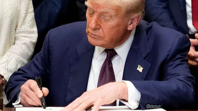 Americký prezident Donald Trump pokračuje v útocích na nezávislost centrální banky Fed i jejího šéfa Jeroma Powella.