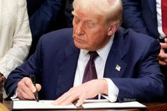 Trump zvýšil cla na dovoz z 69 zemí. Kanady se to týká hned, ostatních států za týden