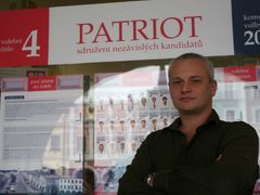 Trojka kandidátky volební strany Patriot obchodník Rostislav Boušek před svým obchodem.