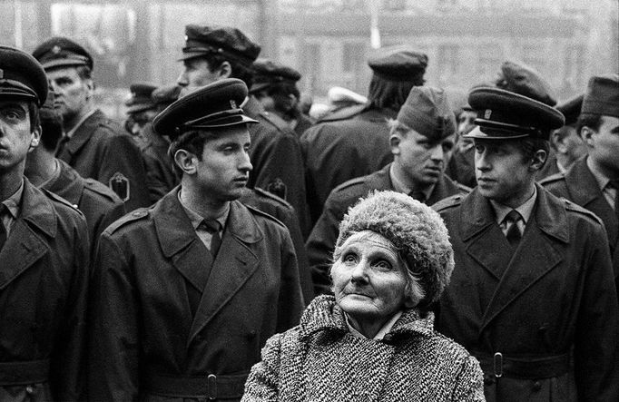 Oslava puče z roku 1948, Staroměstské náměstí, 25. únor 1978. Ukázka z knihy Jaroslava Kučery Klid před bouří.